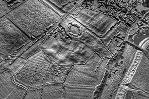 Иска Августа / Кэрлеон: Roman amphitheatre at Caerleon and the surrounding archaeological features; археологический вид, находка или музейный контекст, связанный с памятником, римский период или локальный археологический контекст.