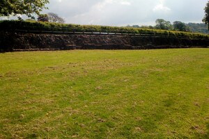 Иска Августа / Кэрлеон: Caerleon-Roman Fortress Walls; археологический вид, находка или музейный контекст, связанный с памятником, римский период или локальный археологический контекст.