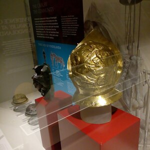 Тримонтиум / Ньюстед: The Newstead helmet on load to Vindalanfa museum; предмет материальной культуры или музейная находка, связанный с памятником, римский период или локальный археологический контекст.