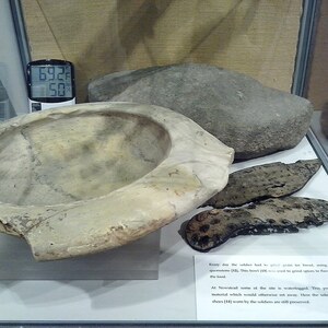 Тримонтиум / Ньюстед: Trimontium quern bowl shoes Melrose museum 20140527; предмет материальной культуры или музейная находка, связанный с памятником, римский период или локальный археологический контекст.
