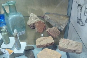 Trimontium / Newstead: Trimontium glass and tiles Melrose museum 20140527; material-culture object or museum find connected with the site, Roman period or local archaeological context.