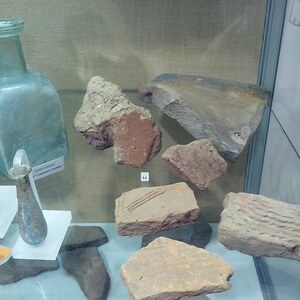 Тримонтиум / Ньюстед: Trimontium glass and tiles Melrose museum 20140527; предмет материальной культуры или музейная находка, связанный с памятником, римский период или локальный археологический контекст.