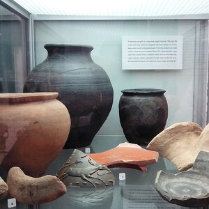 Тримонтиум / Ньюстед: Trimontium pottery Melrose museum 20140527; предмет материальной культуры или музейная находка, связанный с памятником, римский период или локальный археологический контекст.