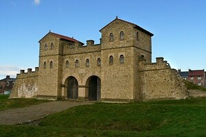 Арбея: Arbeia Roman Fort reconstructed gateway; археологический вид, находка или музейный контекст, связанный с памятником, римский период или локальный археологический контекст.