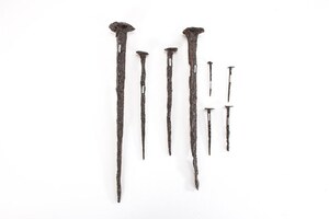 Инчтутил: Nails (AM 2014.93.1-2); археологический вид, находка или музейный контекст, связанный с памятником, римский период или локальный археологический контекст.