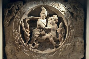 Лондиний: White marble relief with Mithras bull-slaying scene (CIMRM 810-811), from Walbrook Mith...; предмет материальной культуры или музейная находка, связанный с памятником, римский период или локальный археологический контекст.