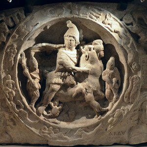 Лондиний: White marble relief with Mithras bull-slaying scene (CIMRM 810-811), from Walbrook Mith...; предмет материальной культуры или музейная находка, связанный с памятником, римский период или локальный археологический контекст.
