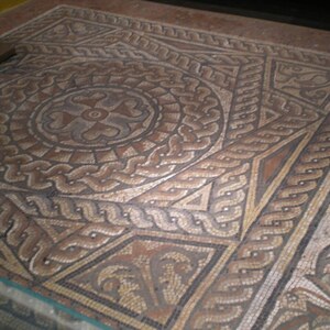 Лондиний: Roman mosaic london; предмет материальной культуры или музейная находка, связанный с памятником, римский период или локальный археологический контекст.