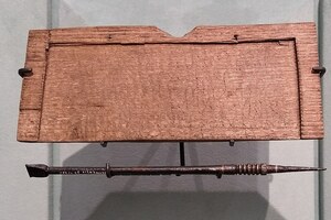 Лондиний: Writing tablet and stylus - oldest record of a commercial transaction in the City of Lo...; предмет материальной культуры или музейная находка, связанный с памятником, римский период или локальный археологический контекст.