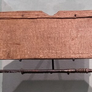 Лондиний: Writing tablet and stylus - oldest record of a commercial transaction in the City of Lo...; предмет материальной культуры или музейная находка, связанный с памятником, римский период или локальный археологический контекст.