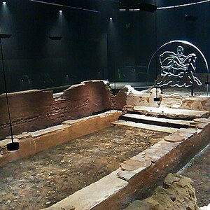 Лондиний: London Mithraeum; археологический вид, находка или музейный контекст, связанный с памятником, римский период или локальный археологический контекст.