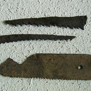 Виндонисса: Roman Sawblades; археологический вид, находка или музейный контекст, связанный с памятником, римский период или локальный археологический контекст.