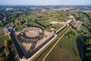 Колония Ульпия Траяна / Ксантен: Colonia Ulpia Traiana - Aerial views -0102; археологический вид, находка или музейный контекст, связанный с памятником, римский период или локальный археологический контекст.