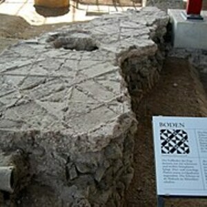 Колония Ульпия Траяна / Ксантен: Floor tiles (thermae, archaeological park Xanten, Germany, 2005-04-23); археологический вид, находка или музейный контекст, связанный с памятником, римский период или локальный археологический контекст.