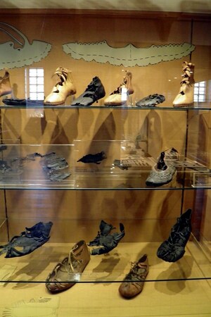 Заальбург: Roman shoes, Saalburgmuseum, Saalburg Roman Fort, Limes Germanicus, Germania (Germany); предмет материальной культуры или музейная находка, связанный с памятником, римский период или локальный археологический контекст.