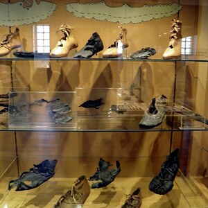 Заальбург: Roman shoes, Saalburgmuseum, Saalburg Roman Fort, Limes Germanicus, Germania (Germany); предмет материальной культуры или музейная находка, связанный с памятником, римский период или локальный археологический контекст.