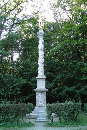 Заальбург: A reconstructed Column of Jupiter (Jupitersäule), Saalburg Roman Fort, Limes Germanicus...; археологический вид, находка или музейный контекст, связанный с памятником, римский период или локальный археологический контекст.