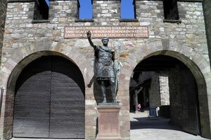 Заальбург: Statue of Antoninus Pius (copy) at the entrance of Saalburg, Saalburg Roman Fort, Limes...; предмет материальной культуры или музейная находка, связанный с памятником, римский период или локальный археологический контекст.