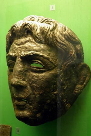 Заальбург: Military Helmet, Alexander type mask, Saalburg Roman Fort, Limes Germanicus, Germania (...; предмет материальной культуры или музейная находка, связанный с памятником, римский период или локальный археологический контекст.
