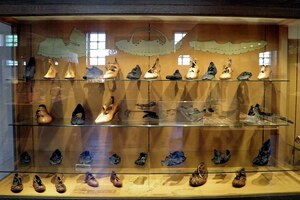Заальбург: Roman shoes, Saalburgmuseum, Saalburg Roman Fort, Limes Germanicus, Germania (Germany); предмет материальной культуры или музейная находка, связанный с памятником, римский период или локальный археологический контекст.