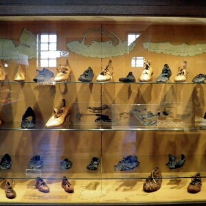 Заальбург: Roman shoes, Saalburgmuseum, Saalburg Roman Fort, Limes Germanicus, Germania (Germany); предмет материальной культуры или музейная находка, связанный с памятником, римский период или локальный археологический контекст.