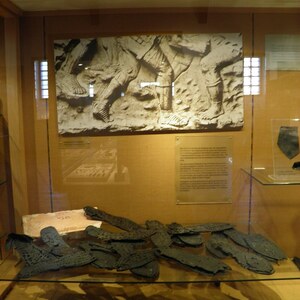 Заальбург: Roman shoes, Saalburgmuseum, Saalburg Roman Fort, Limes Germanicus, Germania (Germany); предмет материальной культуры или музейная находка, связанный с памятником, римский период или локальный археологический контекст.