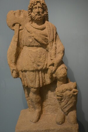 Карнунт: Limestone statue of Jupiter Dolichenus, around AD 200-230, Carnuntum Archaeological Mus...; предмет материальной культуры или музейная находка, связанный с памятником, римский период или локальный археологический контекст.