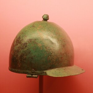 Карнунт: Helmet typ Montefortino 01; предмет материальной культуры или музейная находка, связанный с памятником, римский период или локальный археологический контекст.