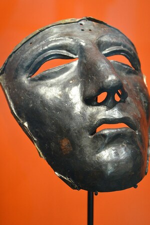 Калькризе: Kalkriese face mask for Roman cavalry helmet, Museum und Park Kalkriese, Germany; предмет материальной культуры или музейная находка, связанный с памятником, римский период или локальный археологический контекст.
