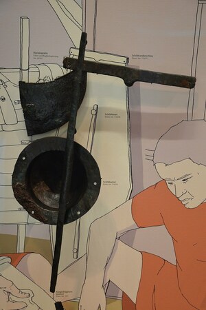 Калькризе: Militaria finds from the battle, iron reinforcements of a shield, Museum und Park Kalkr...; предмет материальной культуры или музейная находка, связанный с памятником, римский период или локальный археологический контекст.