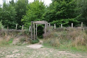Калькризе: Reconstruction of the improvised fortifications prepared by the Germanic tribes for the...; археологический вид, находка или музейный контекст, связанный с памятником, римский период или локальный археологический контекст.