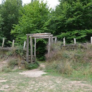Kalkriese: Reconstruction of the improvised fortifications prepared by the Germanic tribes for the...; archaeological view, find or museum context connected with the site, Roman period or local archaeological context.