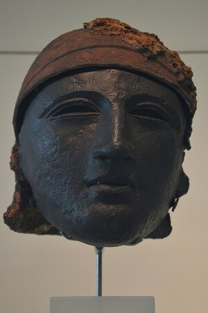 Неймеген / Noviomagus: Bronze helmet with face mask, found at Noviomagus (Kops Plateau), Museum het Valkhof, N...; предмет материальной культуры или музейная находка, связанный с памятником, римский период или локальный археологический контекст.