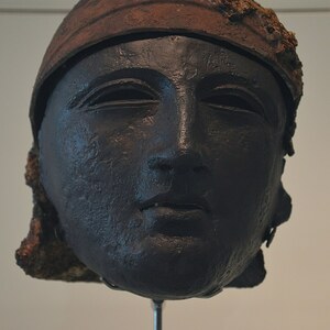 Неймеген / Noviomagus: Bronze helmet with face mask, found at Noviomagus (Kops Plateau), Museum het Valkhof, N...; предмет материальной культуры или музейная находка, связанный с памятником, римский период или локальный археологический контекст.