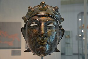 Неймеген / Noviomagus: The Nijmegen cavalry helmet, an iron mask sheathed in bronze and silver discovered in 1...; предмет материальной культуры или музейная находка, связанный с памятником, римский период или локальный археологический контекст.