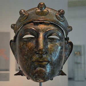 Неймеген / Noviomagus: The Nijmegen cavalry helmet, an iron mask sheathed in bronze and silver discovered in 1...; предмет материальной культуры или музейная находка, связанный с памятником, римский период или локальный археологический контекст.