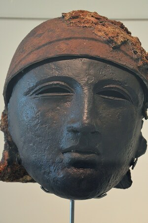 Неймеген / Noviomagus: Bronze helmet with face mask, found at Noviomagus (Kops Plateau), Museum het Valkhof, N...; предмет материальной культуры или музейная находка, связанный с памятником, римский период или локальный археологический контекст.