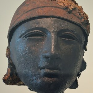 Неймеген / Noviomagus: Bronze helmet with face mask, found at Noviomagus (Kops Plateau), Museum het Valkhof, N...; предмет материальной культуры или музейная находка, связанный с памятником, римский период или локальный археологический контекст.