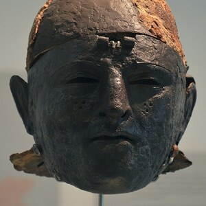 Неймеген / Noviomagus: Cavalry Face-Mask Helmet, found at Noviomagus (Kops Plateau), Museum het Valkhof, Nijme...; предмет материальной культуры или музейная находка, связанный с памятником, римский период или локальный археологический контекст.