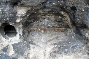 Трир / Augusta Treverorum: Remains of a iron clamp Porta Nigra; предмет материальной культуры или музейная находка, связанный с памятником, римский период или локальный археологический контекст.