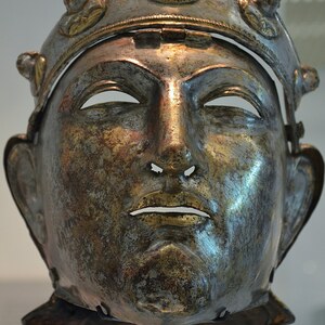 Неймеген / Noviomagus: The Nijmegen cavalry helmet, an iron mask sheathed in bronze and silver discovered in 1...; предмет материальной культуры или музейная находка, связанный с памятником, римский период или локальный археологический контекст.