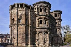 Трир / Augusta Treverorum: Germany Rhineland-Palatinate Trier Porta Nigra seen from ENE; археологический вид, находка или музейный контекст, связанный с памятником, римский период или локальный археологический контекст.