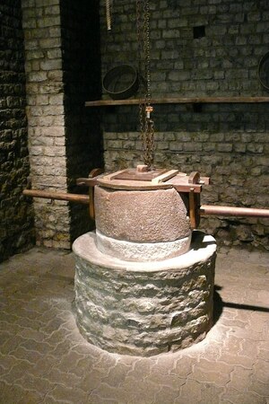 Augusta Raurica: Stone mill Augusta raurica4; археологический вид, находка или музейный контекст, связанный с памятником, римский период или локальный археологический контекст.