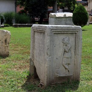 Виминациум: Roman monuments in front of the National Museums in Požarevac; археологический вид, находка или музейный контекст, связанный с памятником, римский период или локальный археологический контекст.