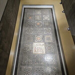 Лугдун / Лион: Mosaic of Hercules' drunkenness, Gallo-Roman Museum in Fourviere, Lyon 01; предмет материальной культуры или музейная находка, связанный с памятником, римский период или локальный археологический контекст.
