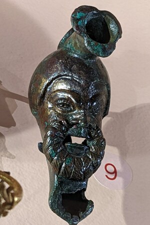 Лугдун / Лион: Lyon 5e - Musée Lugdunum - Exposition SPECTACULAIRE - Lampe à huile en bronze; предмет материальной культуры или музейная находка, связанный с памятником, римский период или локальный археологический контекст.