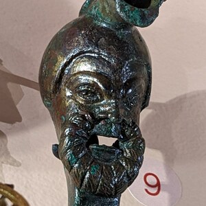 Лугдун / Лион: Lyon 5e - Musée Lugdunum - Exposition SPECTACULAIRE - Lampe à huile en bronze; предмет материальной культуры или музейная находка, связанный с памятником, римский период или локальный археологический контекст.