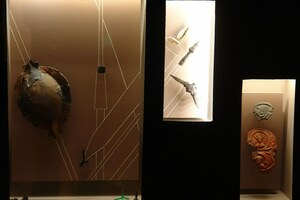 Лугдун / Лион: Roman military equipment. Excavation at the 'Cybelus Sanctuary', Arcaeological Parc, Ly...; археологический вид, находка или музейный контекст, связанный с памятником, римский период или локальный археологический контекст.
