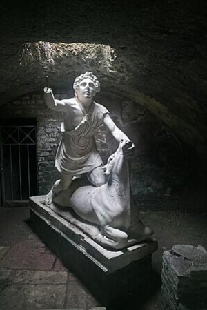 Остия Антика: Ostia Antica Tauroctony Statue; предмет материальной культуры или музейная находка, связанный с памятником, римский период или локальный археологический контекст.