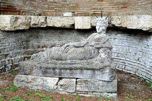 Остия Антика: Statue of a reclining Attis at the Shrine of Attis 1; предмет материальной культуры или музейная находка, связанный с памятником, римский период или локальный археологический контекст.